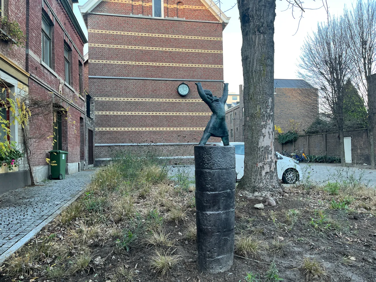 Beeld Charles Eyck is terug op zijn plek