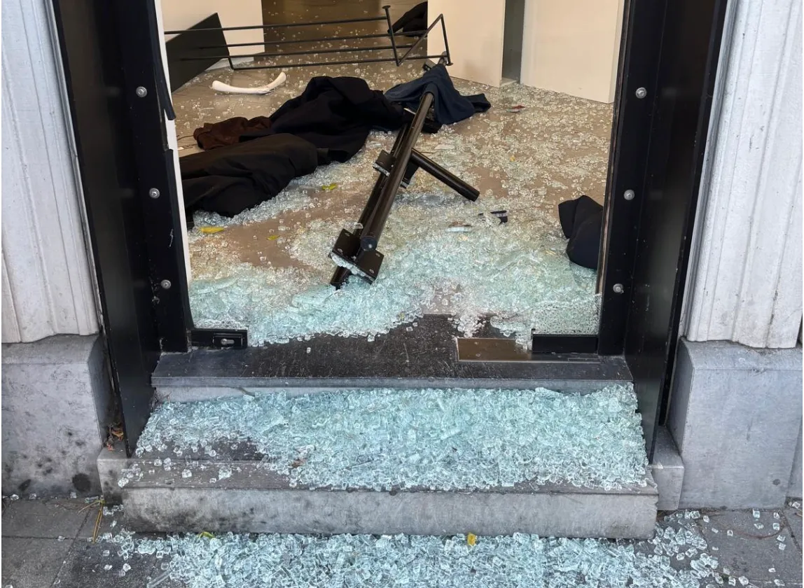 Kraak winkel Hunters in Wyck, dure jassen weg