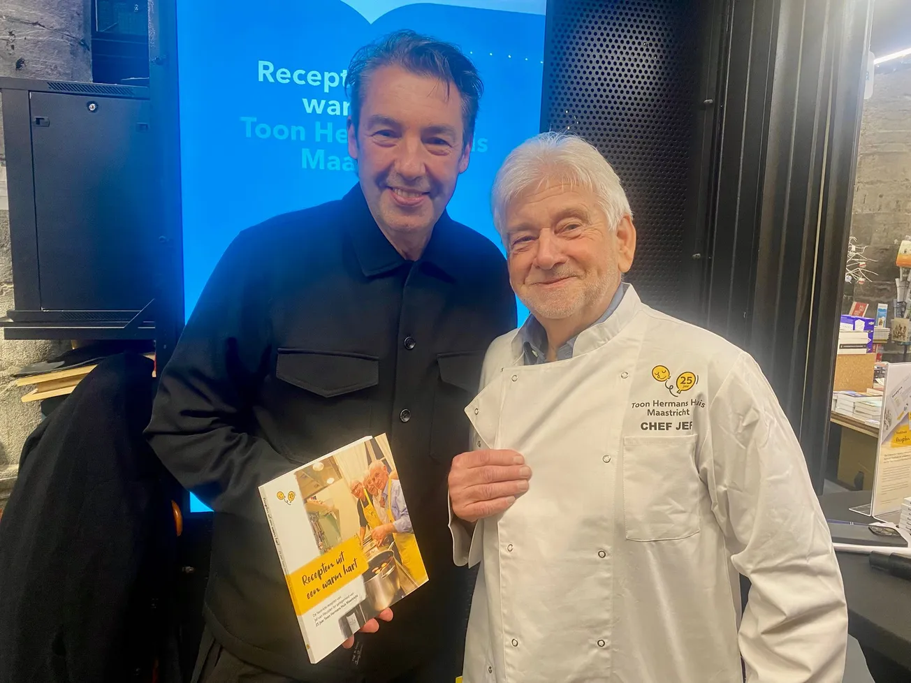 Sterrenchef Van Wolde ontvangt bijzonder kookboek