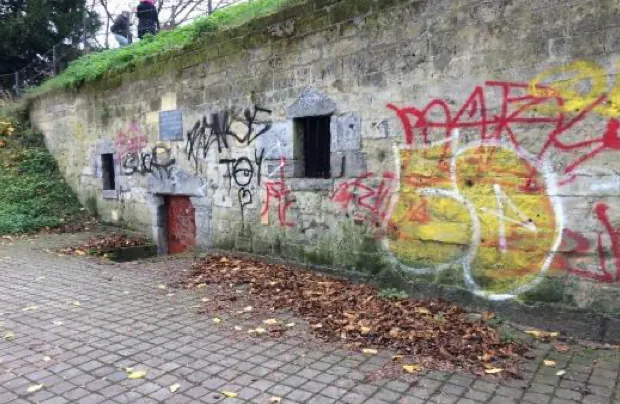 Graffiti: "Sluit bastions en walmuur 's nachts af!"