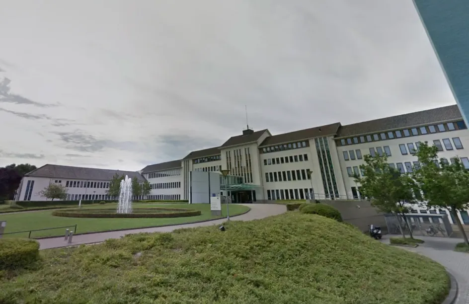 Techneut rukt vrouw blouse uit en krijgt 50 mille van rechter