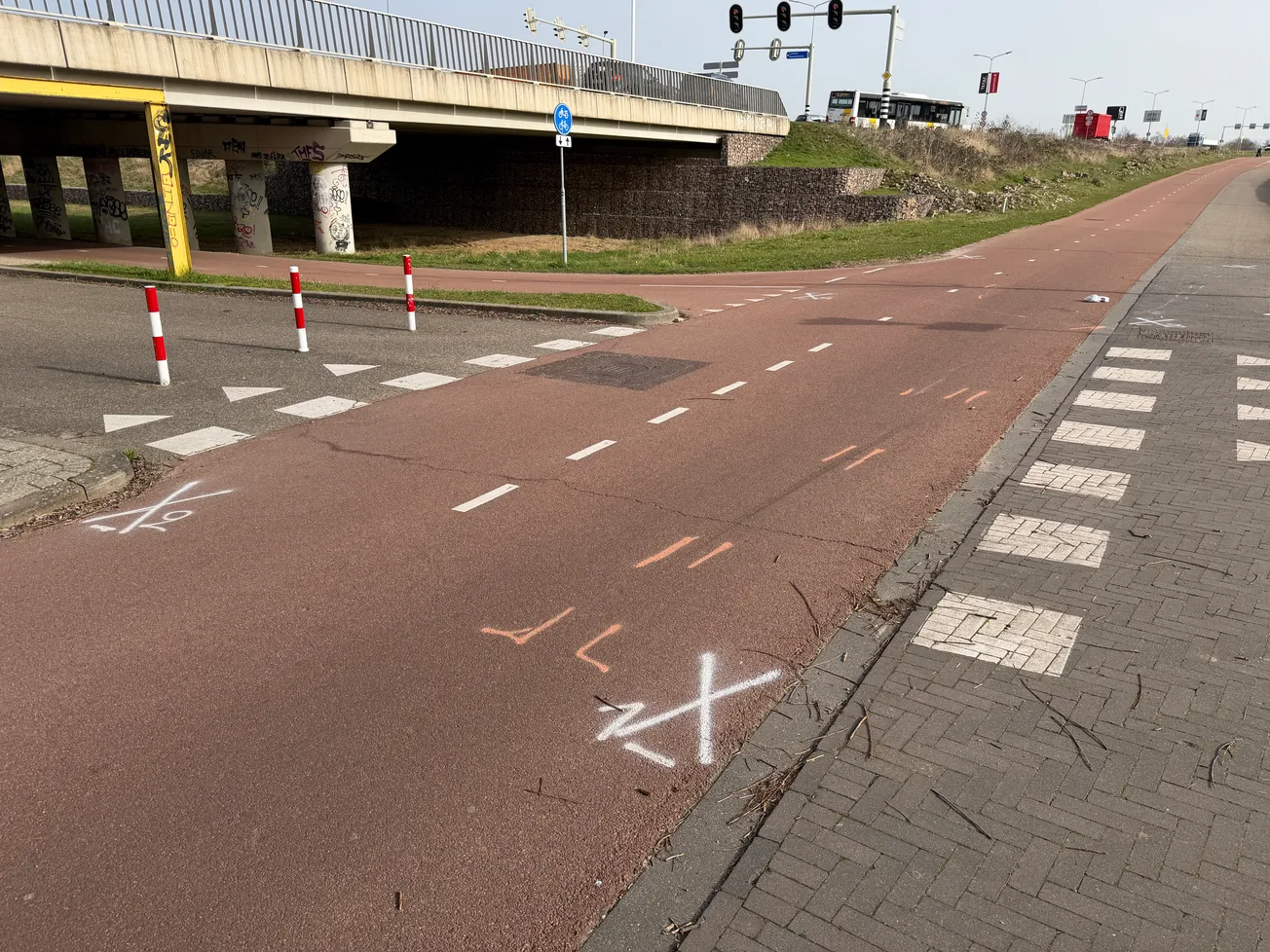 Scooters botsen, één dode