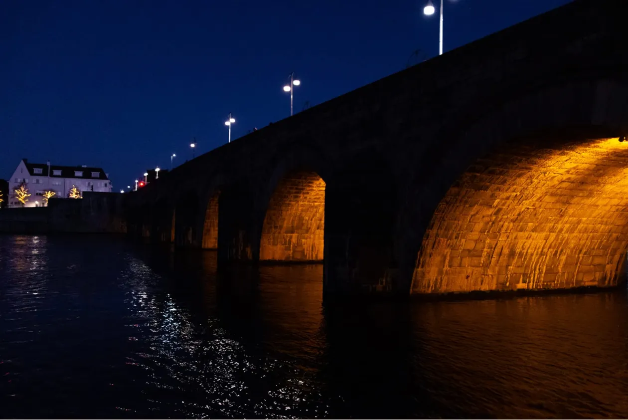 Verlichting Servaasbrug stuk, herstel nog onduidelijk